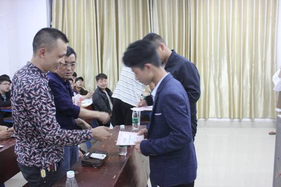 评委为选手颁奖